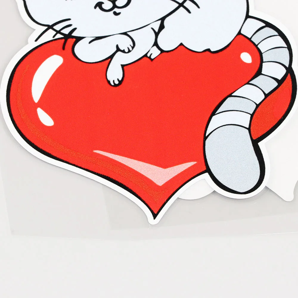 

YJZT 11CMX14.2CM Lnteresting Holding The Love Heart Cat Decal Car Sticker 13B-0039