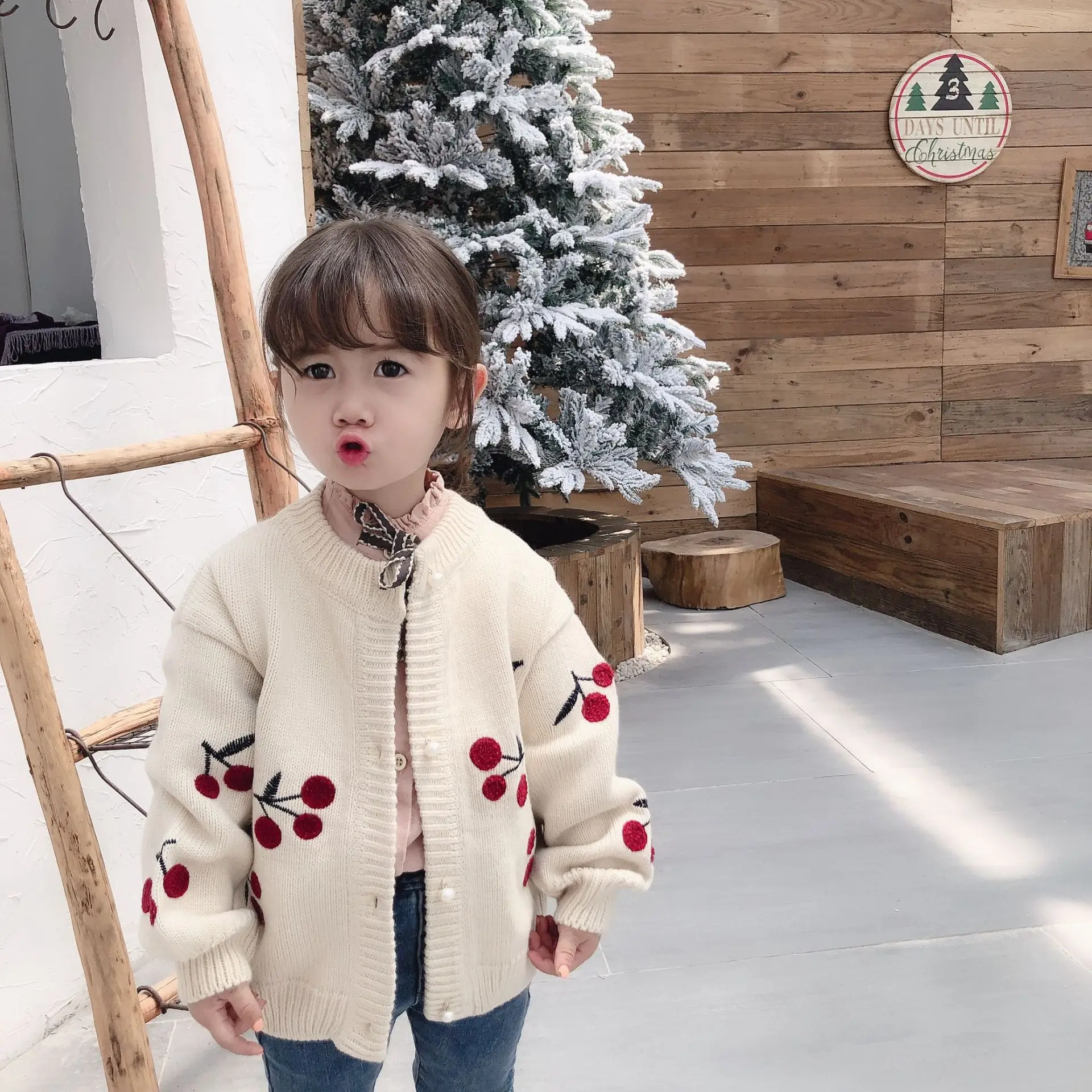 Осенние модные однобортные свитера с вышивкой вишни для маленьких девочек 2019