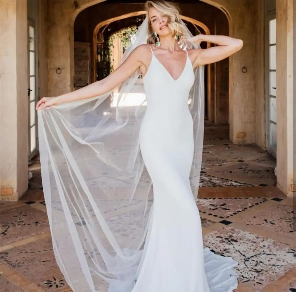 Женское атласное платье с юбкой-годе простое свадебное в стиле бохо V-образным