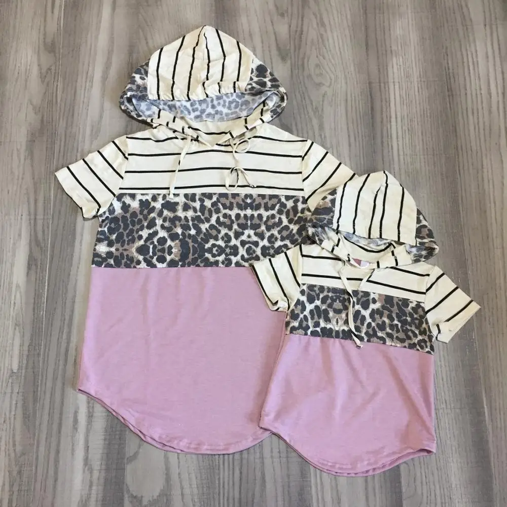 Летняя футболка для маленьких девочек розовая хлопковая в полоску с леопардовым