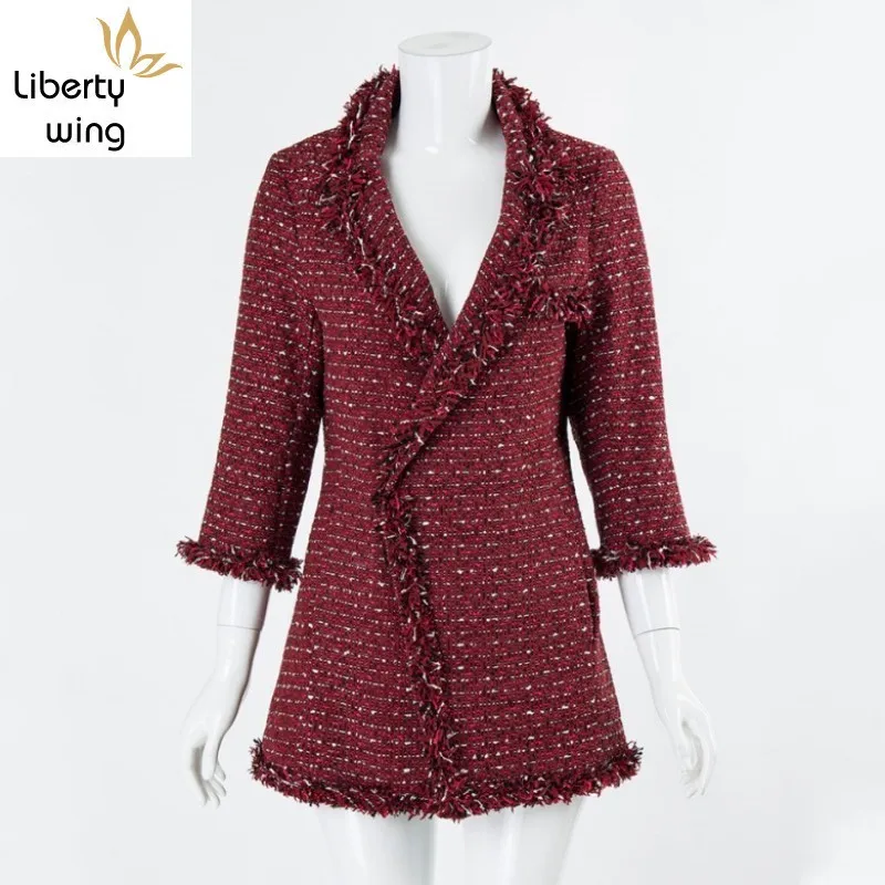 Женская твидовая приталенная куртка средней длины красная Весенняя с V образным