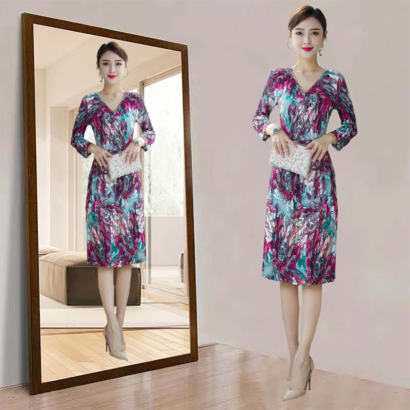 Женское длинное летнее платье облегающее с длинным рукавом и V-образным вырезом