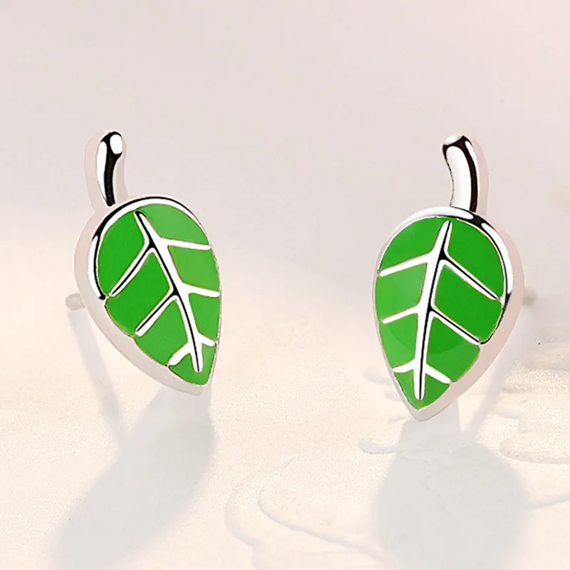 Классические серьги гвоздики с зелеными листьями простые маленькие для женщин и