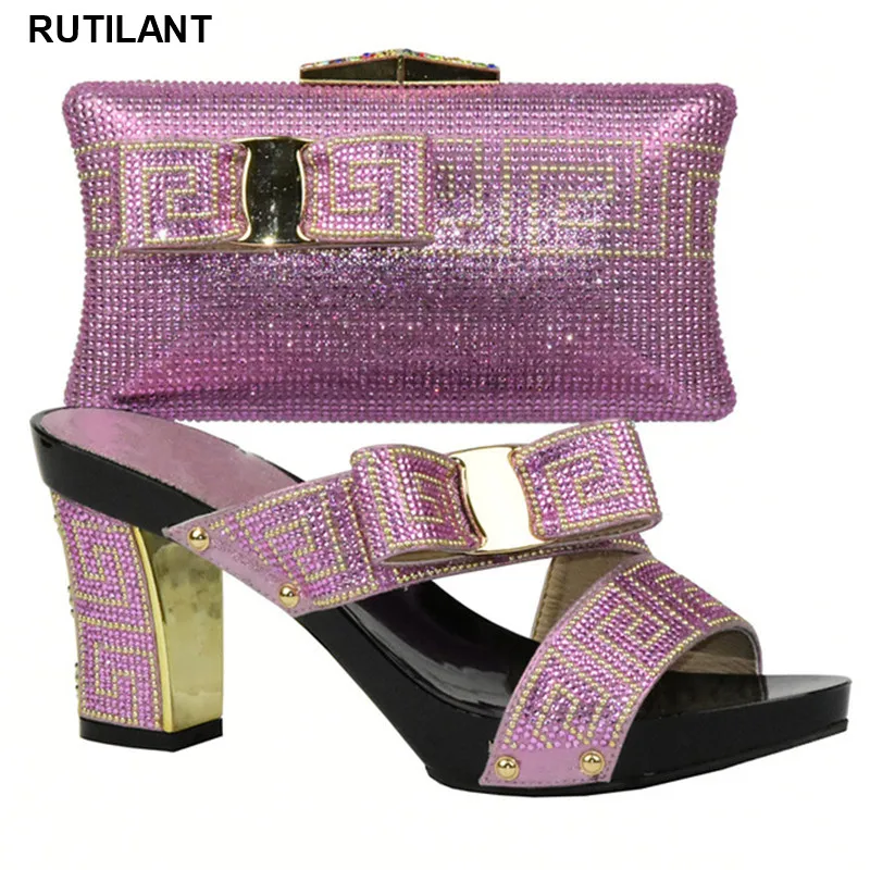 Комплект из женских туфель и сумочки в итальянском стиле розового цвета