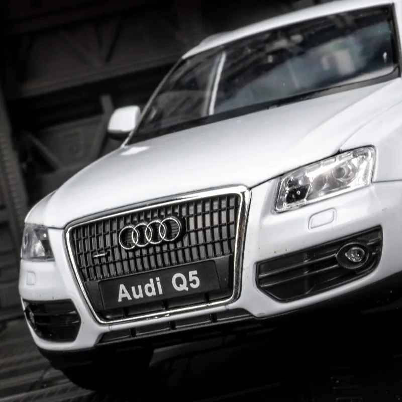 

1/24 Audi Q5 SUV High simulation decoration Alloy car model Metal material collection for friend birthday present gift boy kids