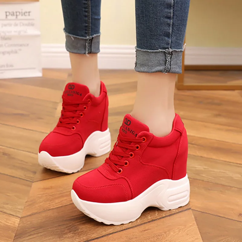 Женские сетчатые кроссовки на платформе белые дышащие танкетке 10 см