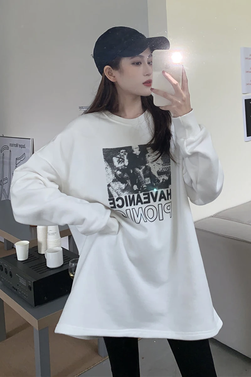 

2020 new Korean retro street portrait print plus velvet crew neck sweatershirt women fashion all-match good-looking trend