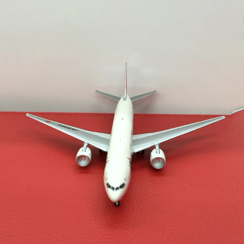 

Japan JAL 1:500 Scale B777-200 Air Airlines Model with Landing Gears Alloy Aircraft Plane Collectible Display Model Collection