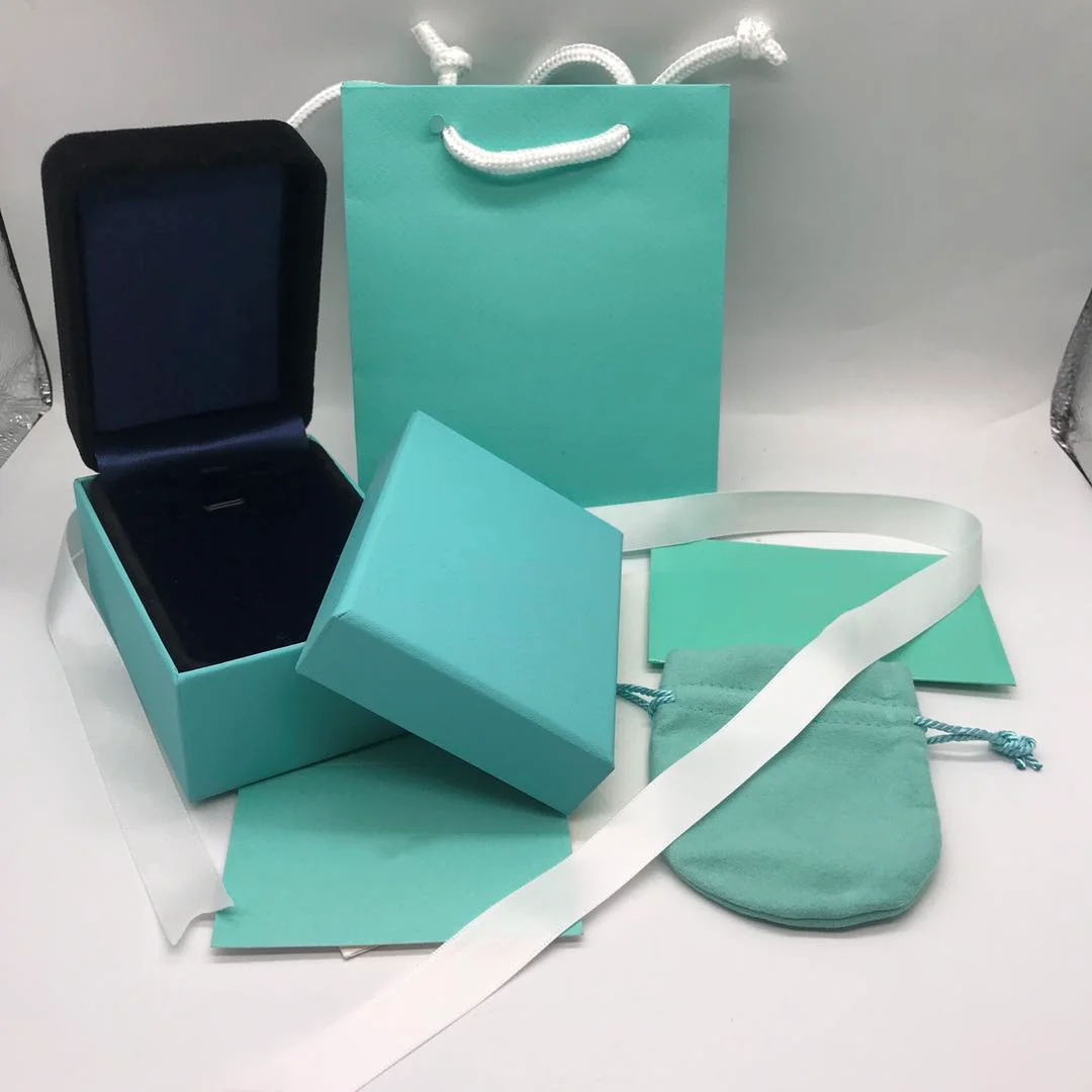 

The exquisite packaging box can store original brand jewelry, rings, bracelets and necklaces. Classic packaging.