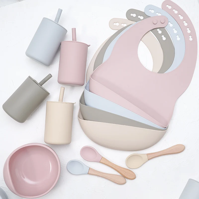 

2021 Silicone Baby Feeding Newborn Accessories Waterproof Baby Bibs Bowl Eco-friendly Sippy Cup Spoon Portable Infant Tableware