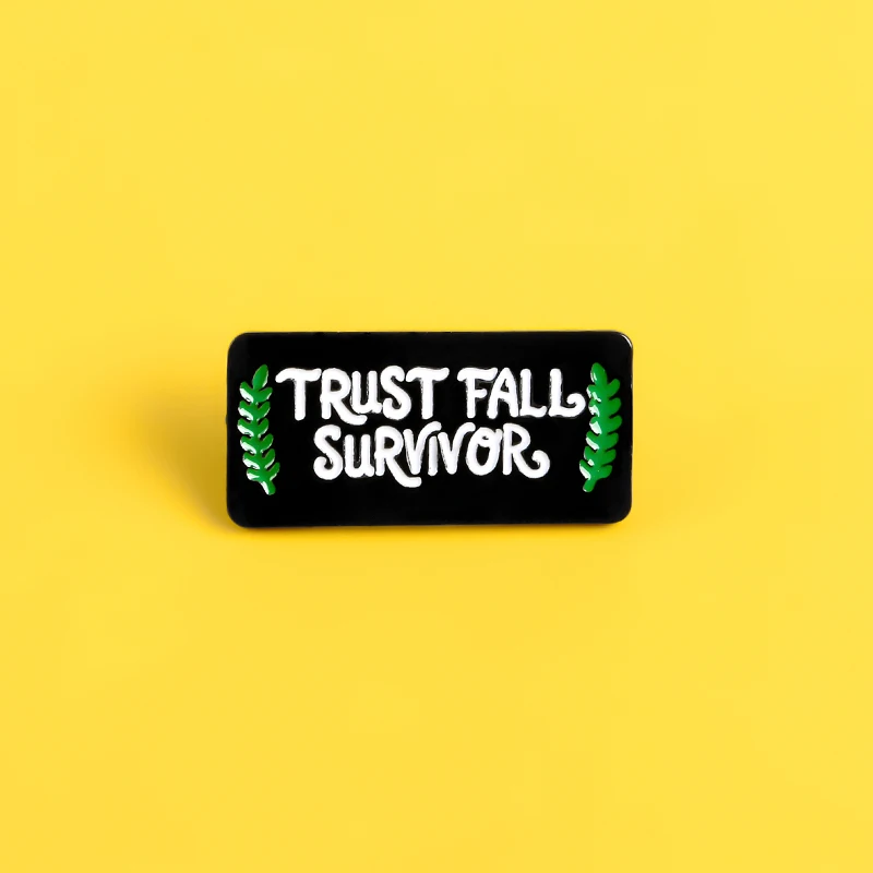 Эмалированная булавка Trust fall для выживания черная прямоугольная табличка с