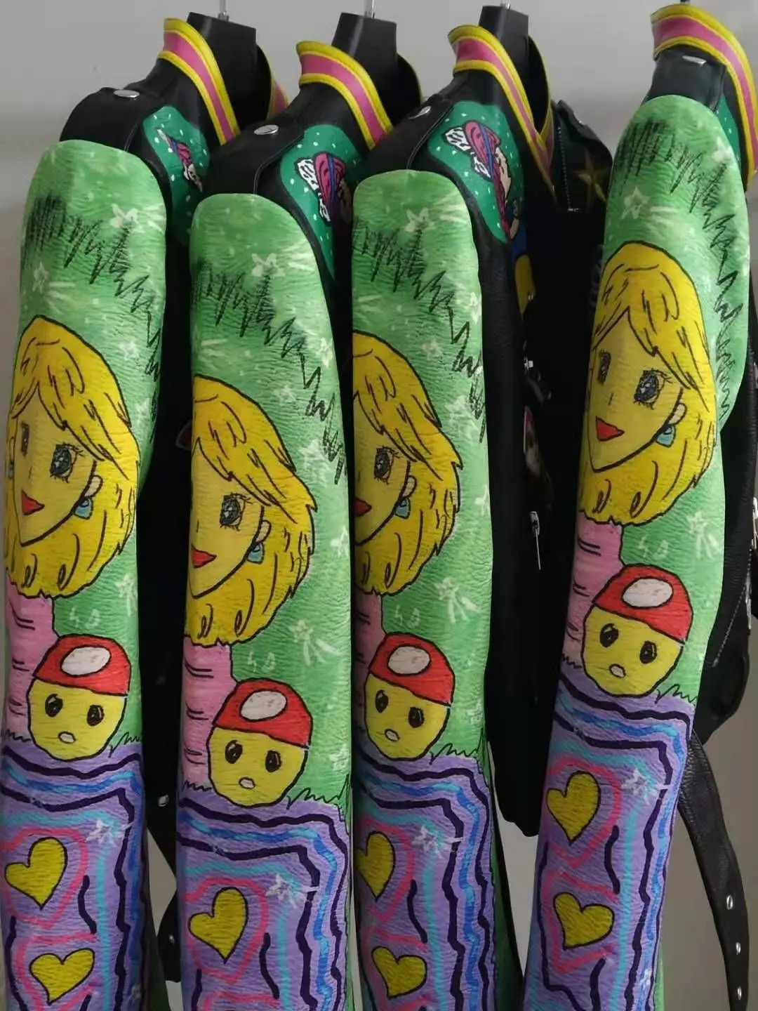 Женская кожаная куртка в стиле панк из искусственной кожи с граффити и