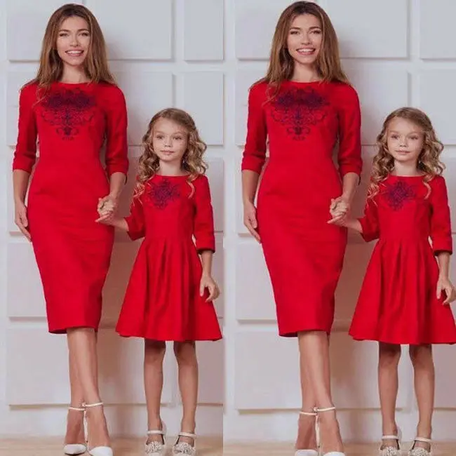 Одинаковые платья для мамы и дочки мини-платье с принтом женщин девочек