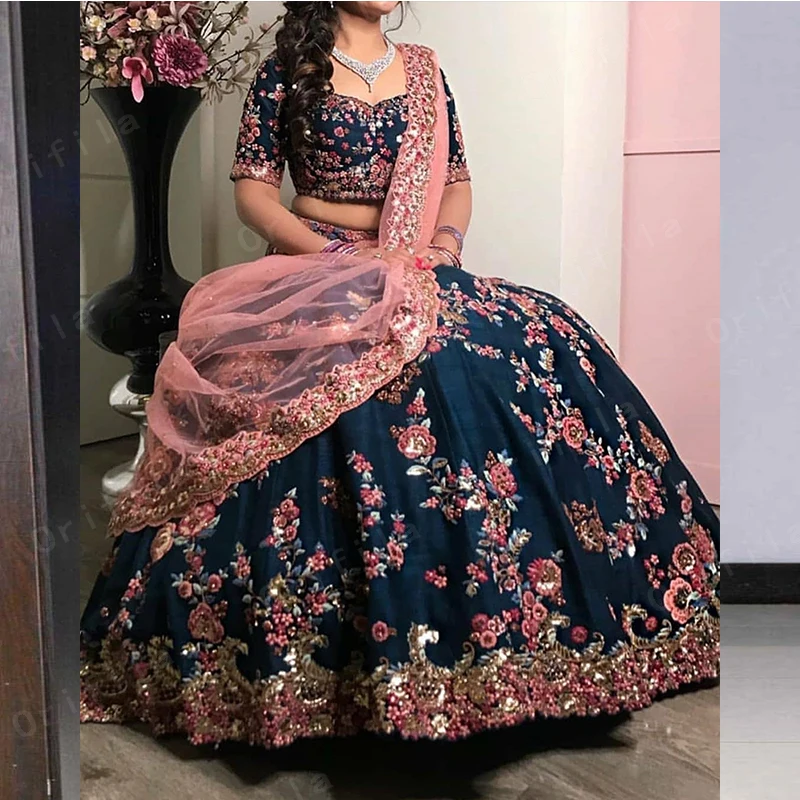 

Платье для выпускного вечера черное с вышивкой, круглым вырезом и короткими рукавами