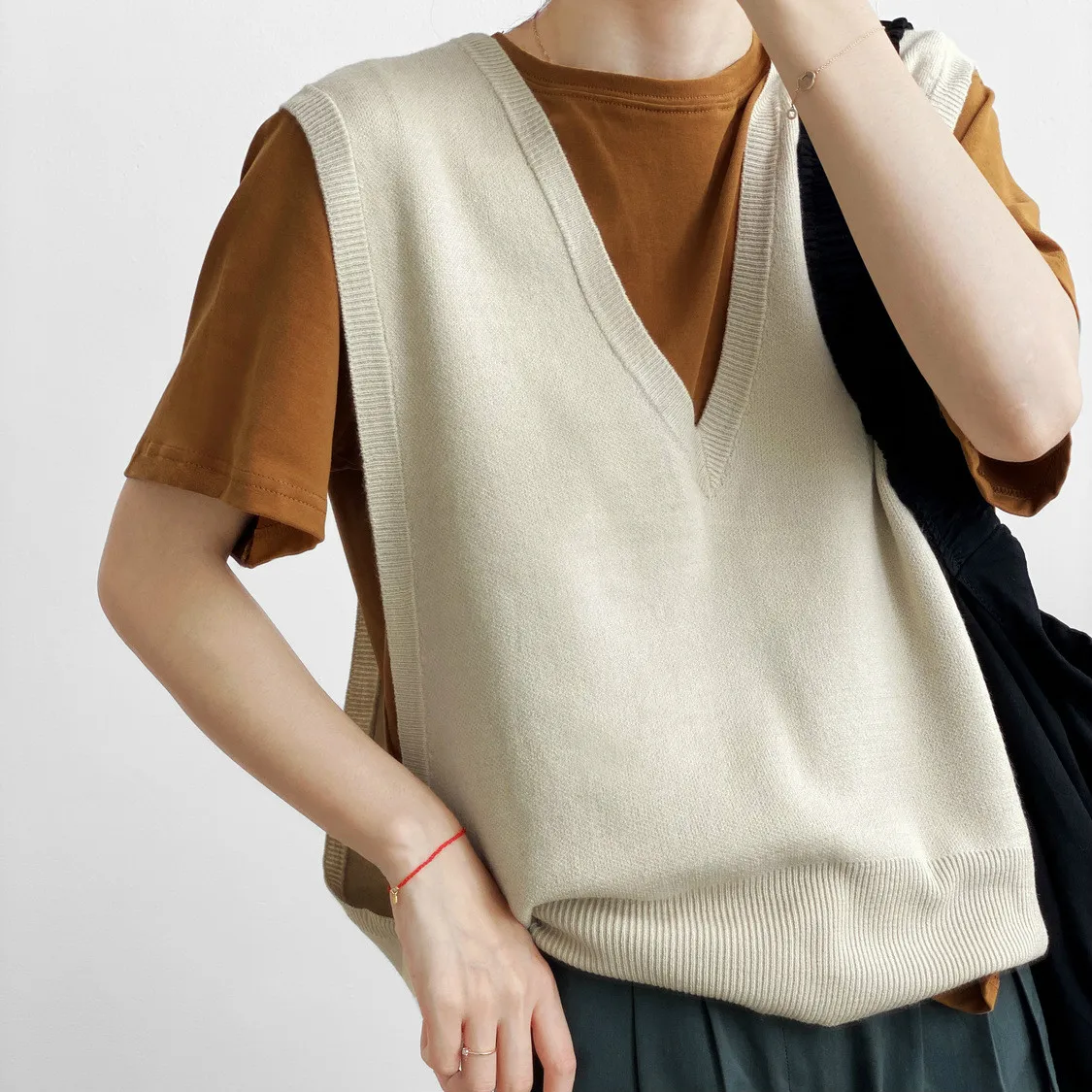 

2020 Ранняя осень новый сплошной цвет v-образным вырезом Свободный вязаный жилет без рукавов Женский Повседневный трикотажный топ