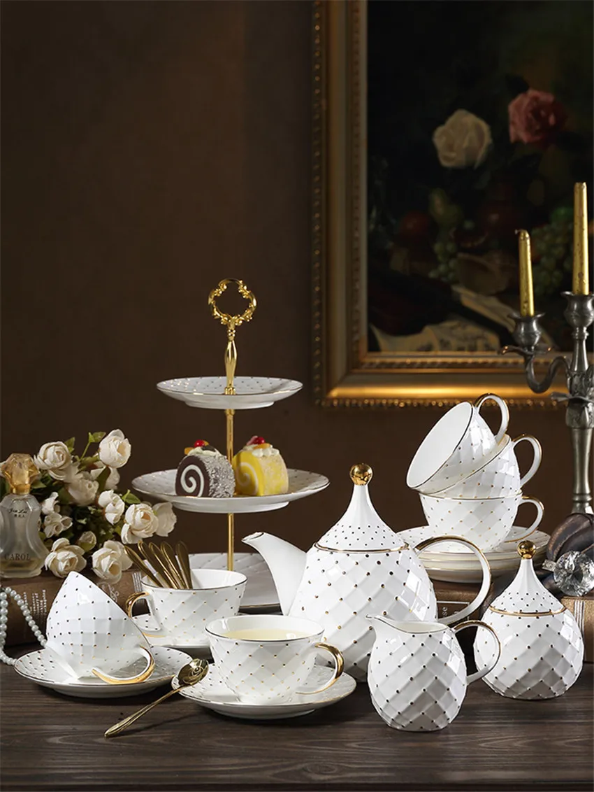 

Роскошные наборы кофейных чашек с золотыми бусинами и блюдцем, английская чайная чашка из костяного фарфора, креативная чашка для послеобе...
