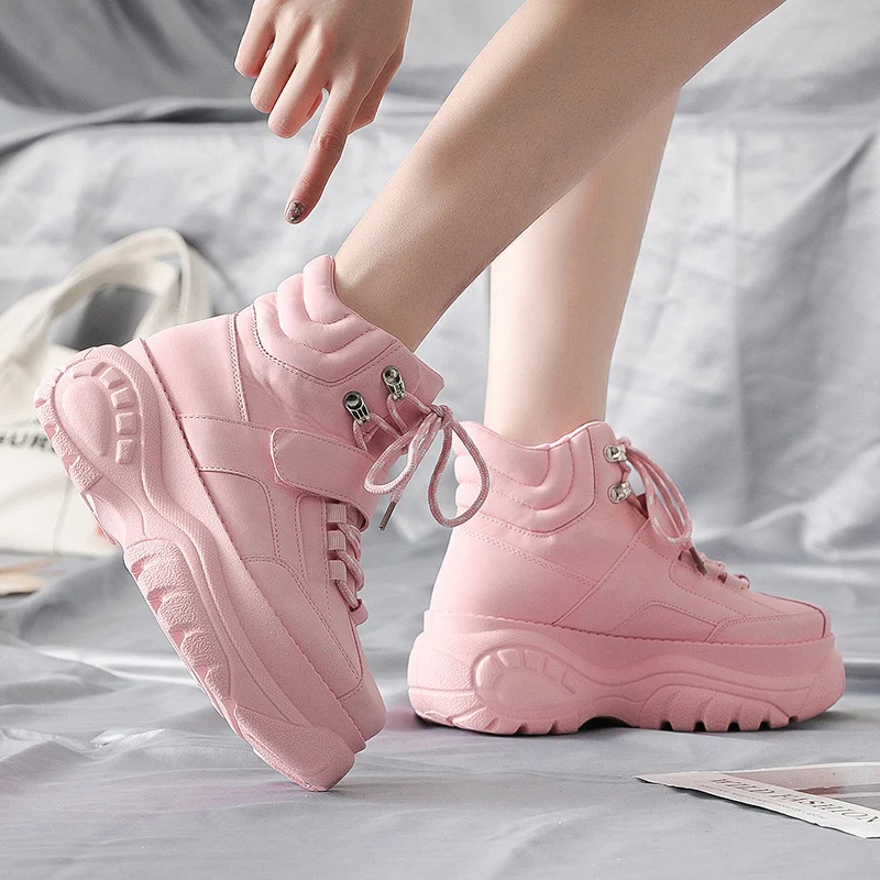 Женские кроссовки на платформе розовые не сужающемся книзу массивном каблуке