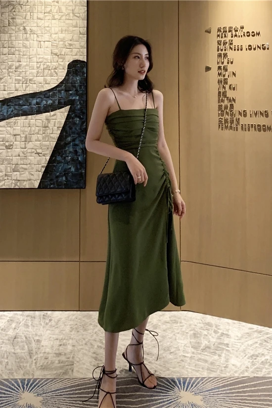 Женское летнее облегающее платье на тонких бретельках зеленое нестандартное