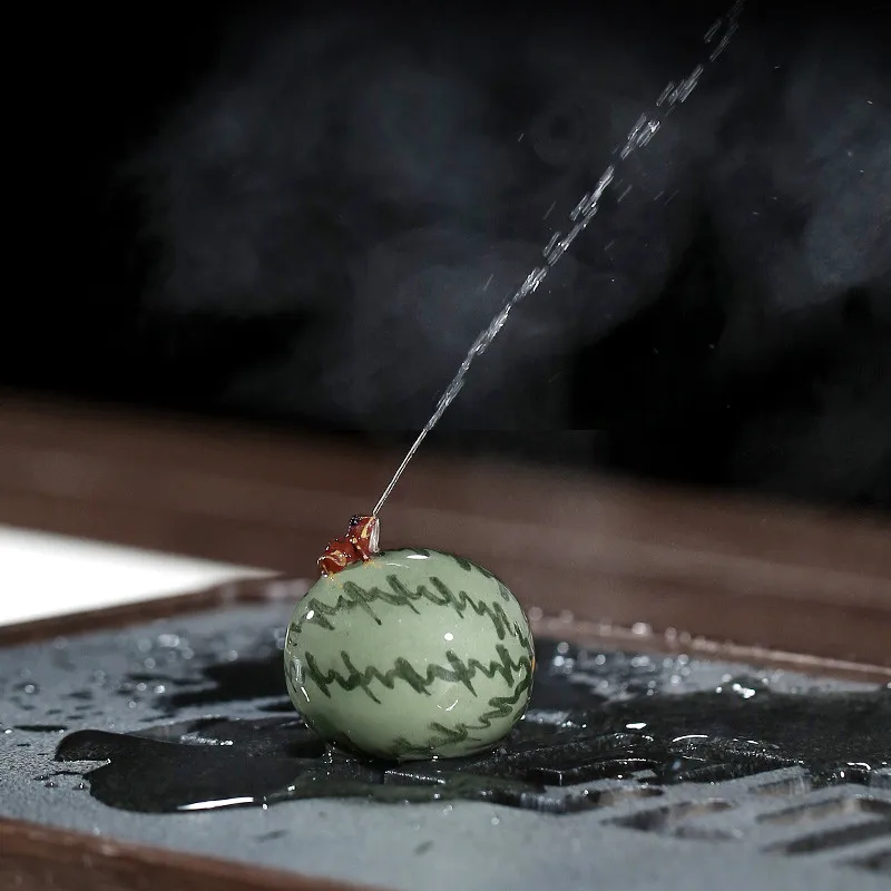 Украшение для чайного питомца - Жаба, плевущая арбузы. Маленькая игрушка. Набор из пурпурного песчаника. Ручная работа. Украшение для дома. Декоративный поднос.