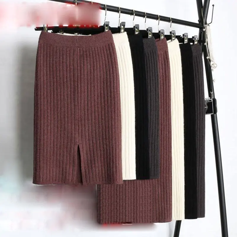 Женская прямая трикотажная юбка теплая вязаная средней длины в рубчик 60-80 см |