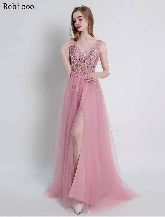 Длинное розовое платье невесты с кружевной аппликацией и прозрачным вырезом