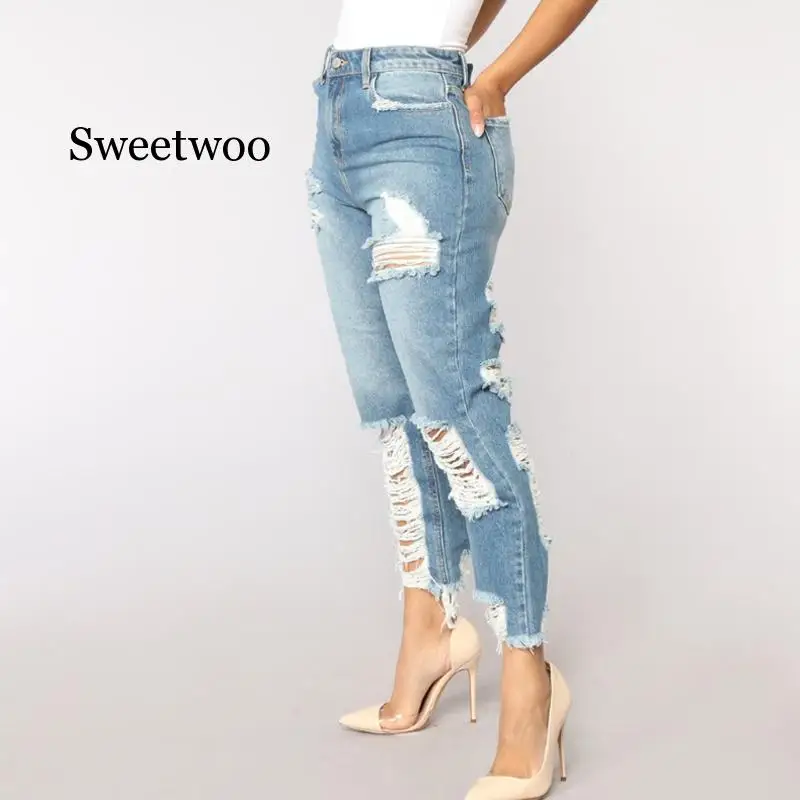Соблазнительные рваные джинсы с эффектом потертости завышенной талией и