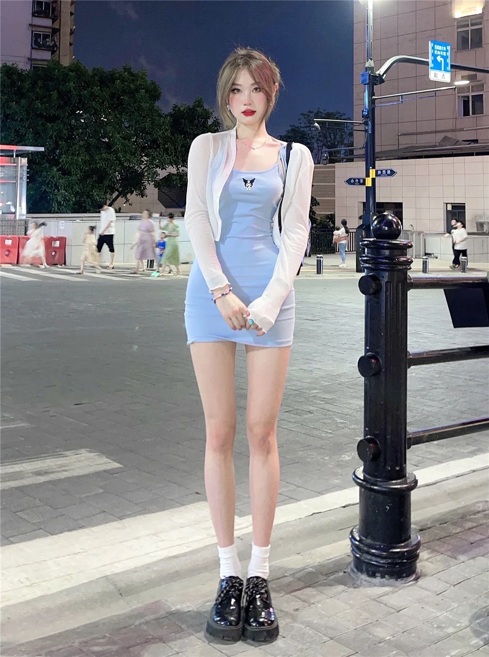 Синее приталенное платье вязаное на бретелях белая Солнцезащитная рубашка с