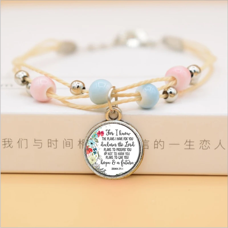 Женский браслет из керамических бусин с изображением бога в ней | Украшения и