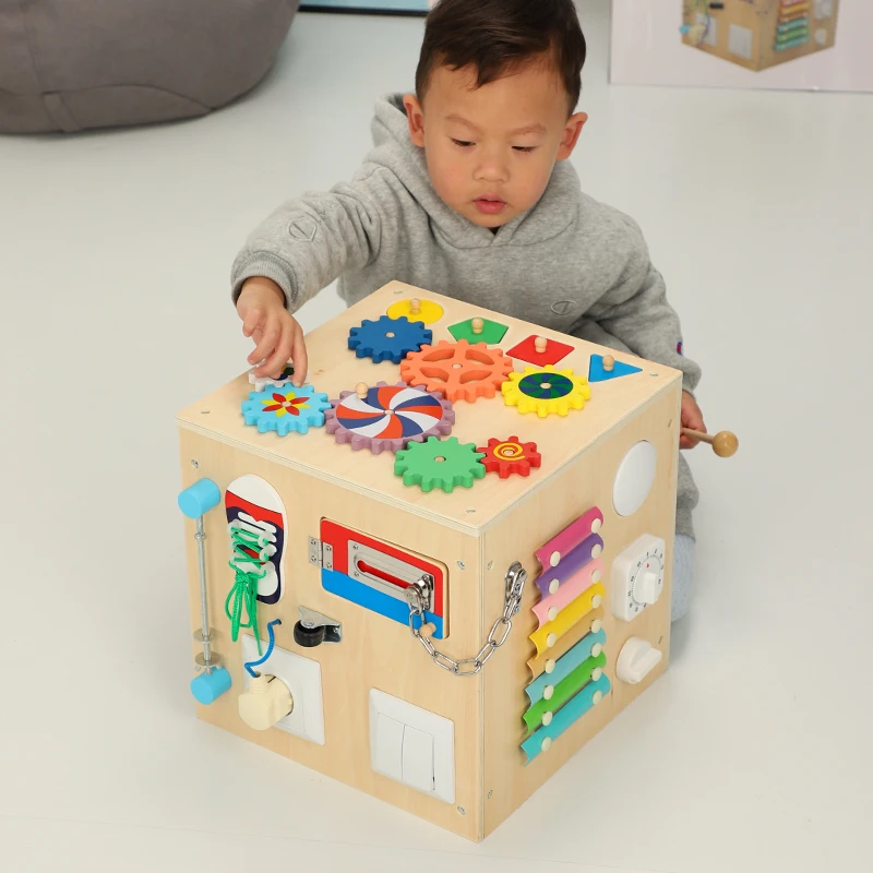 Дети заняты вокруг жемчуга играем на фортепиано в сундуке с сокровищами и детям 1