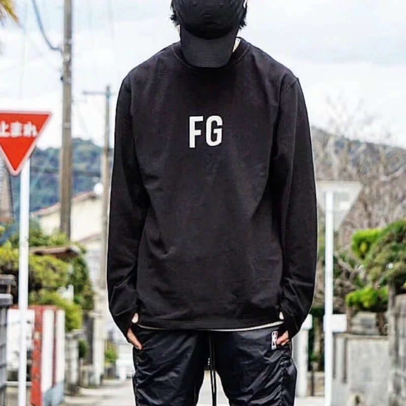 Черная футболка с длинным рукавом и вырезами на спине в стиле хип хоп надписью