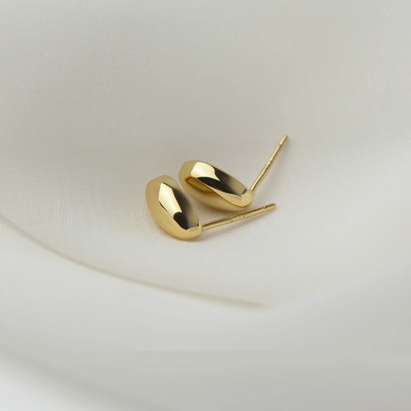 

Женские серьги-гвоздики из серебра 925 пробы с бусинами