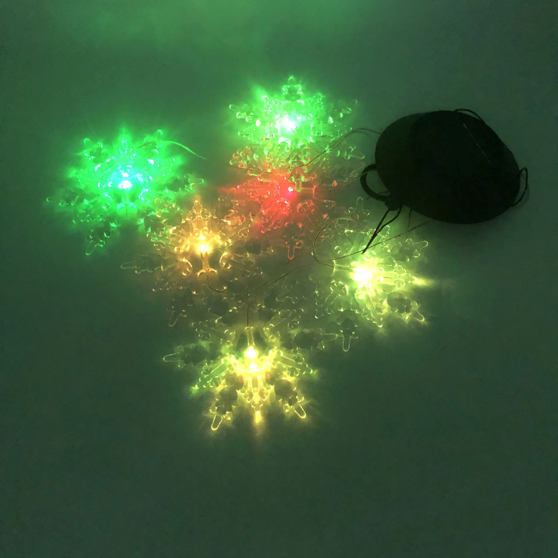 

Solar-Powered Snowflake Shape Light Waterproof Colorful Disco Light Christmas Stage Lights Outdoor Garden Landscape Lamp XSD88