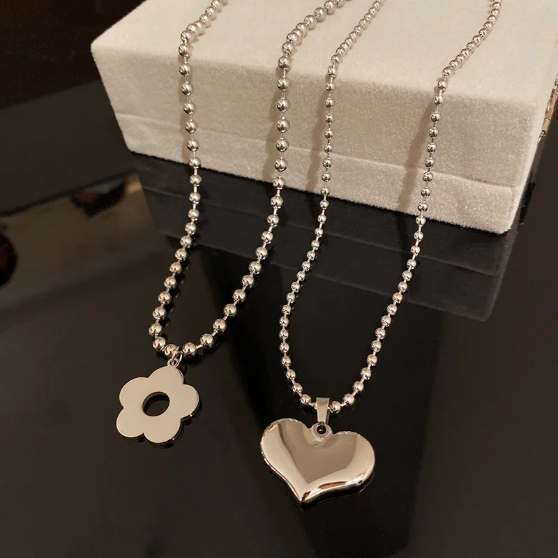 

Heart shape pendant necklace minority cold wind choker INS small fragrance wind vintage collarbone chain necklace