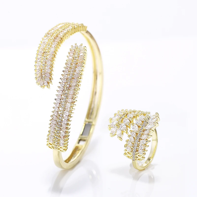 Очень женский роскошный браслет с родиевым покрытием и цирконием кольца