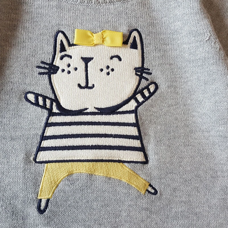 Детский вязаный свитер для девочек с круглым вырезом серого цвета на