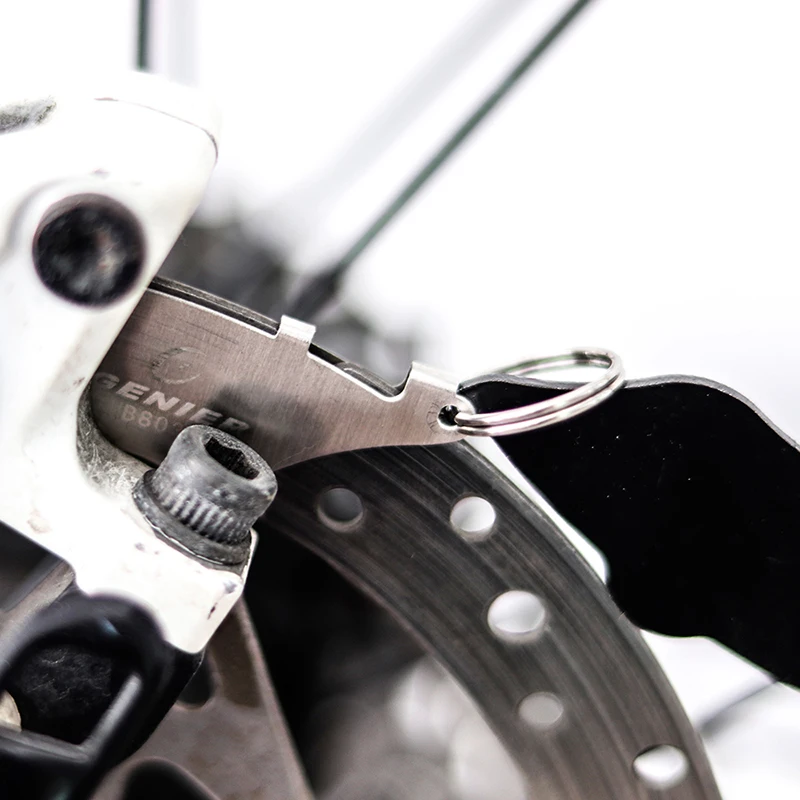 Инструмент для выравнивания тормозного суппорта Φ Установите правильный зазор