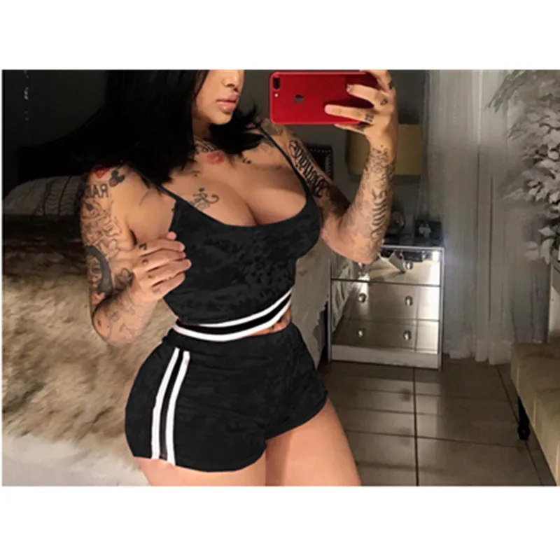 Женский бархатный костюм из 2 предметов укороченный топ на бретельках и шорты