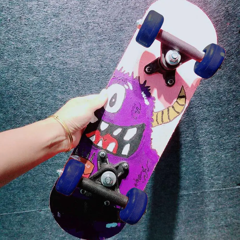 Детский скейтборд самодельный четырехколесный окрашенный семислойный кленовый