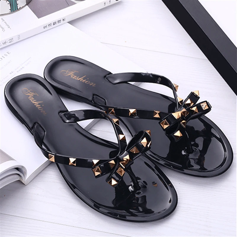 Women Summer Glitter Flat Flip-Flops Transparent Rivets Slippers Ladies Soft Rubber Beach Flip Flops Crystal Outdoor Sandals New