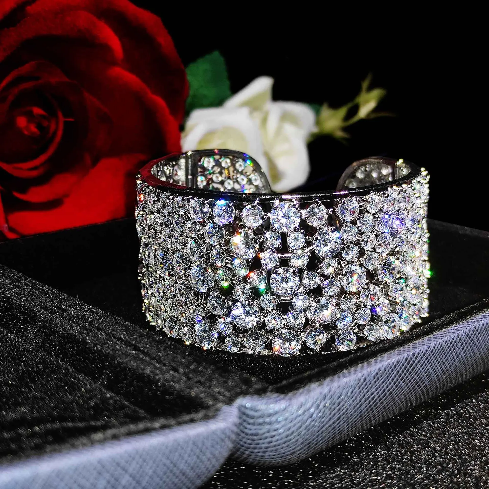 

European American Style Fine Jewelry Diamond-Studded Hollowed Bracelets Hyperbole Design Luxury Jewelry Party Accessoires