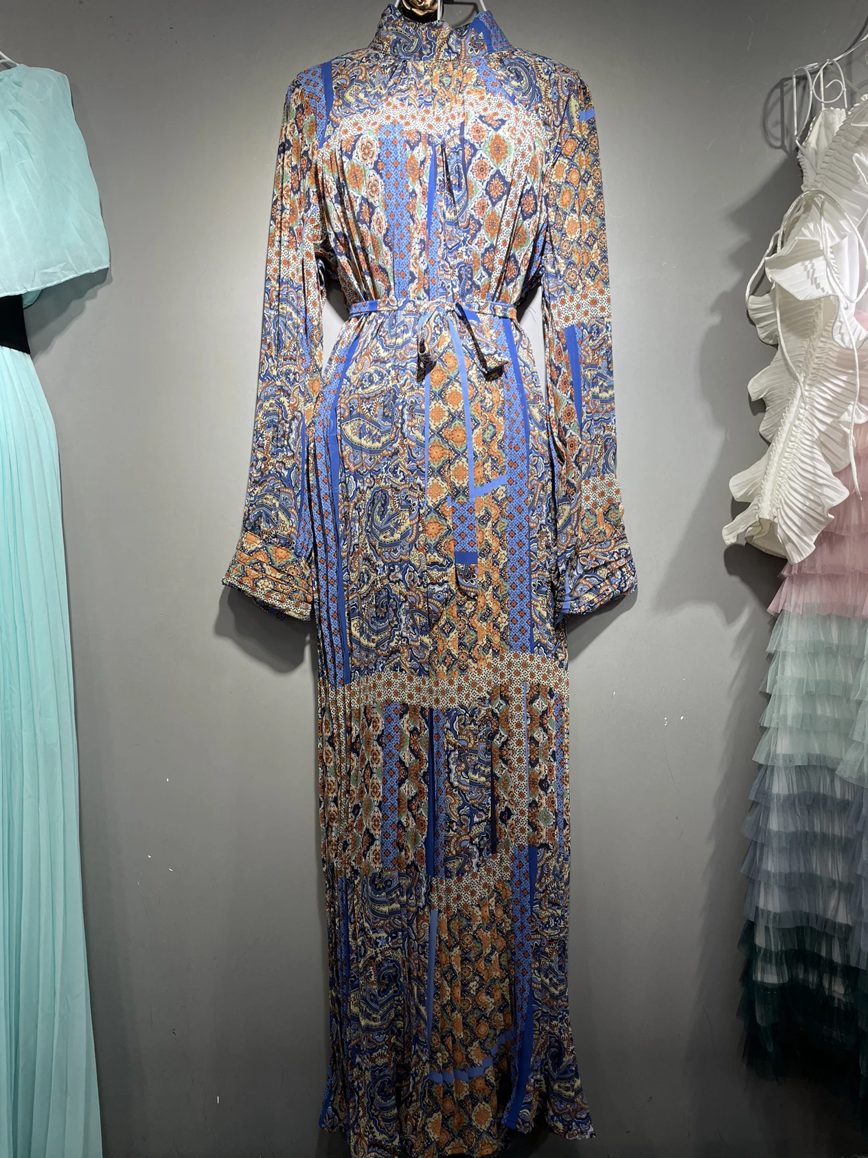 Платье LANMREM женское длинное с воротником-стойкой свободное Плиссированное