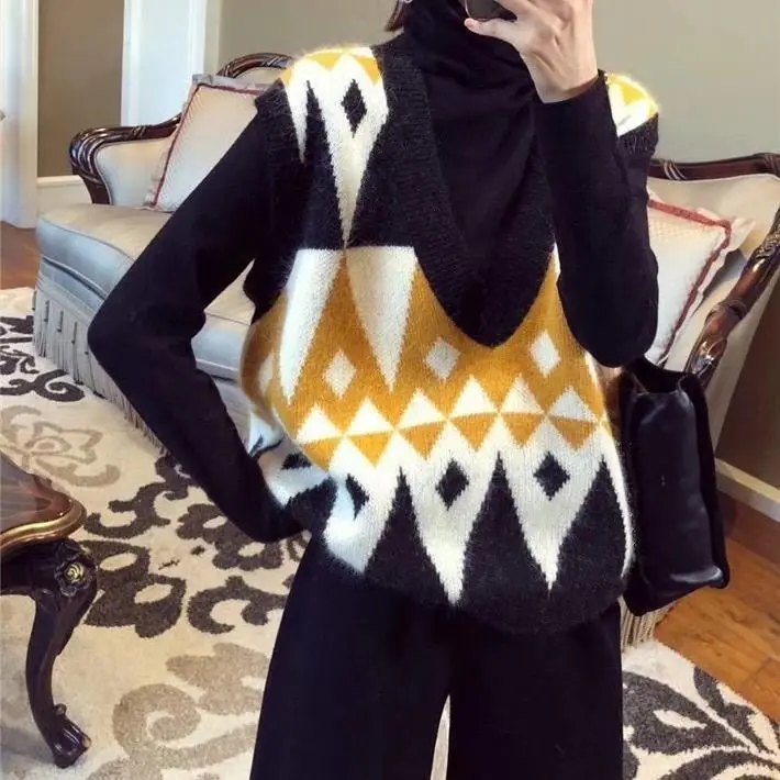 

Versatile V-neck Pullover sleeveless sweater in spring