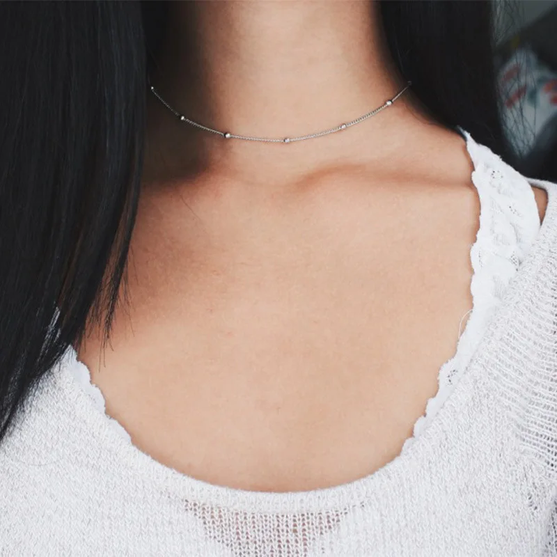 Простое короткое ожерелье с бусинами металлическое золотого и серебряного цвета