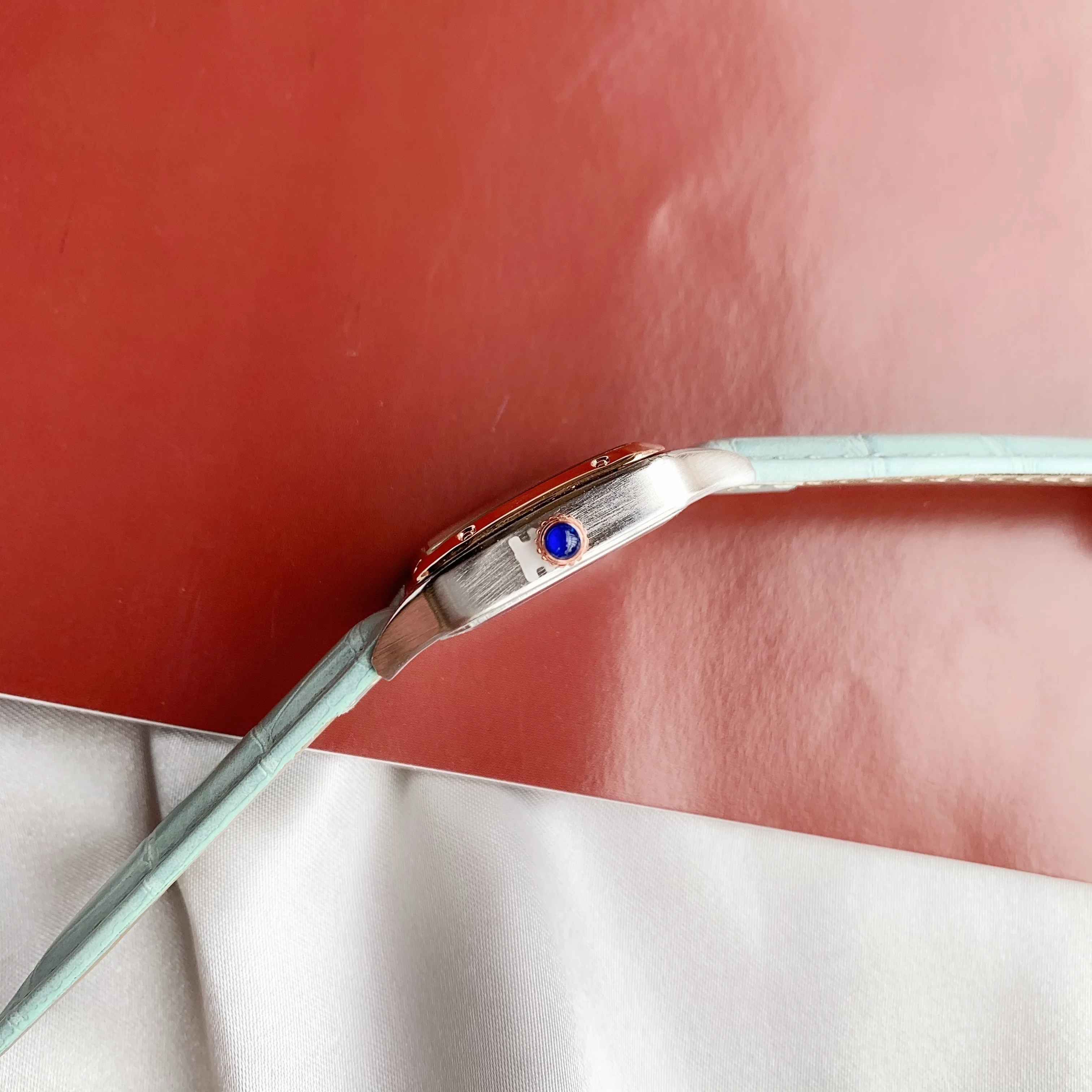 Женские кварцевые часы с кожаным ремешком в японском стиле