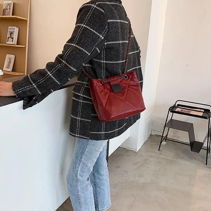 

2021 Casual Chain High Quality PU Leather Black Crossbody Bags for Women Luxury Handbags Female Designer Shoulder Bag Red