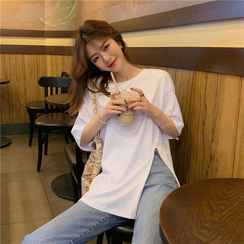 Женская хлопковая футболка с коротким рукавом круглым вырезом и разрезом сбоку |