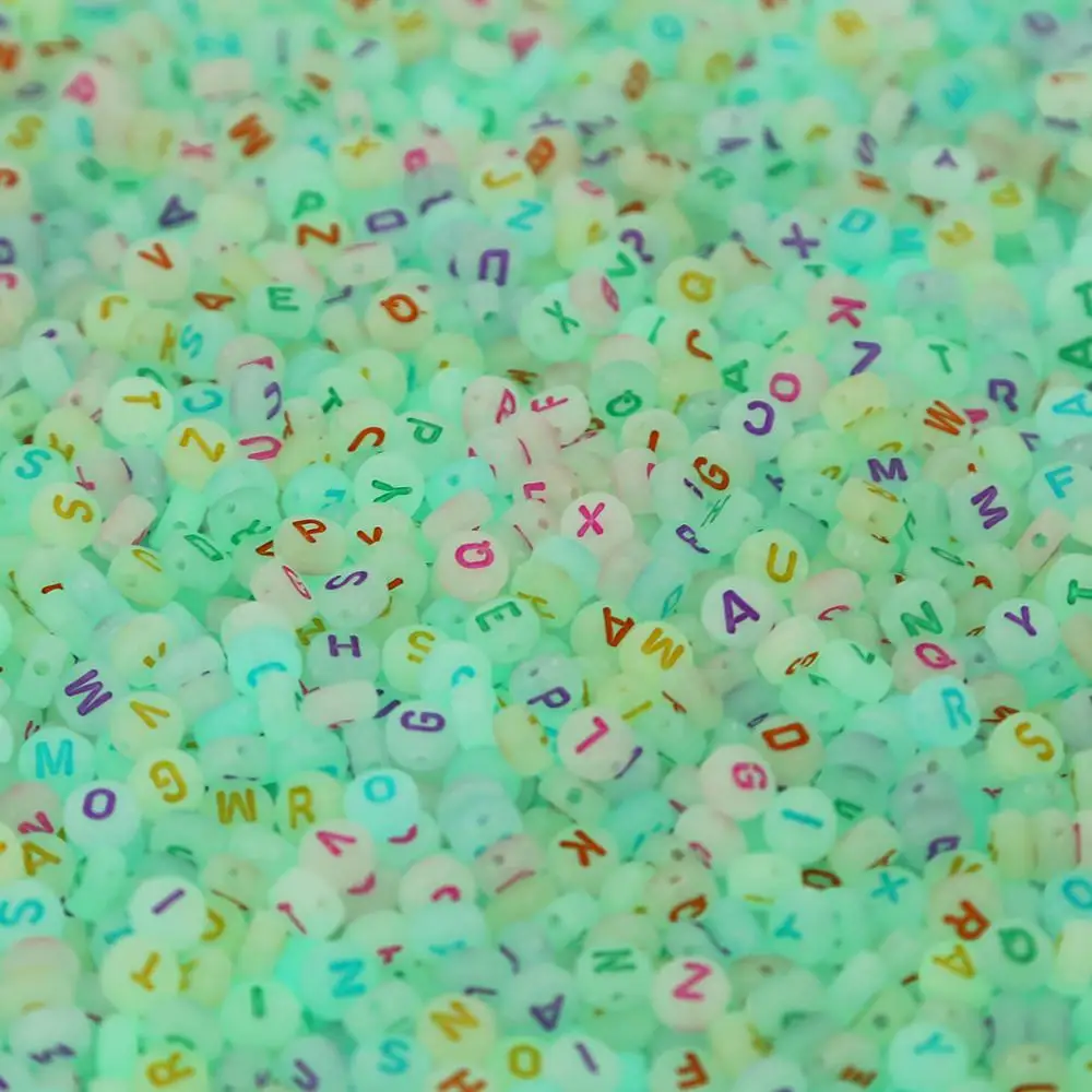 100 шт./лот светящиеся бусины в виде букв алфавит акриловые с отверстием для
