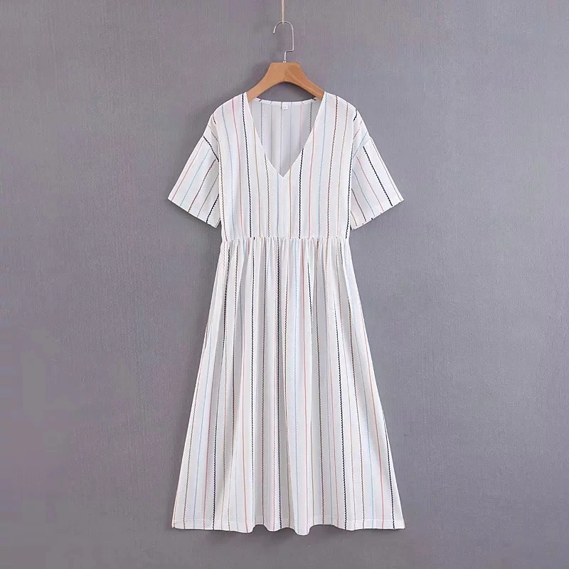 Женское льняное платье средней длины белое винтажное в полоску с v-образным