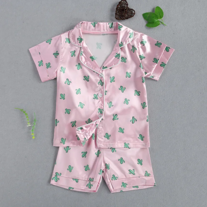 

Пижама детская из двух предметов, рубашка с коротким рукавом, отложным воротником и принтом, шорты с эластичным поясом, лето, 2021