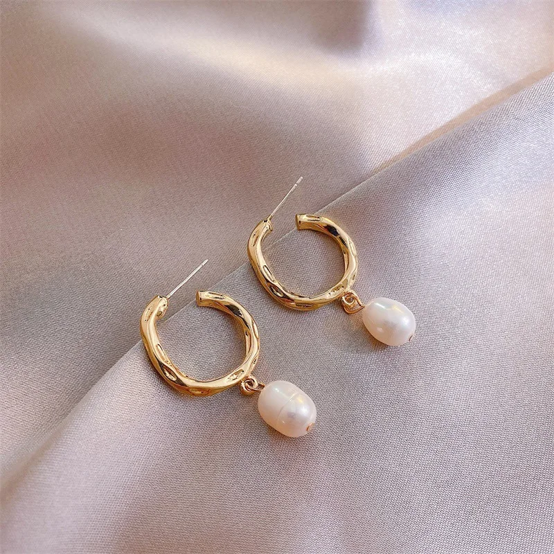 

European and American fashion metal material geometric shape retro natural Baroque pearl earrings asymmetrical earrings